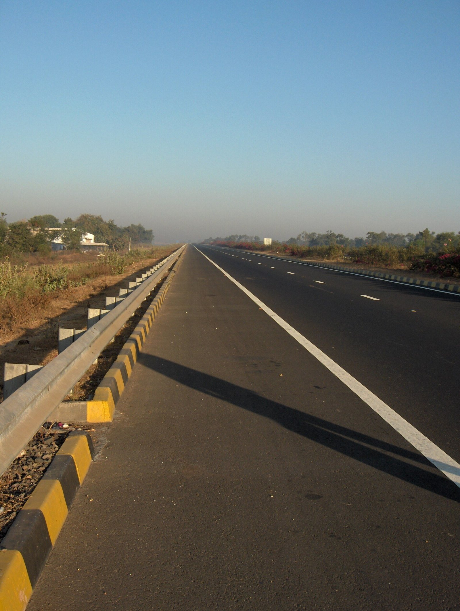 Ahmedabad to Surat by road: time, tolls and stops