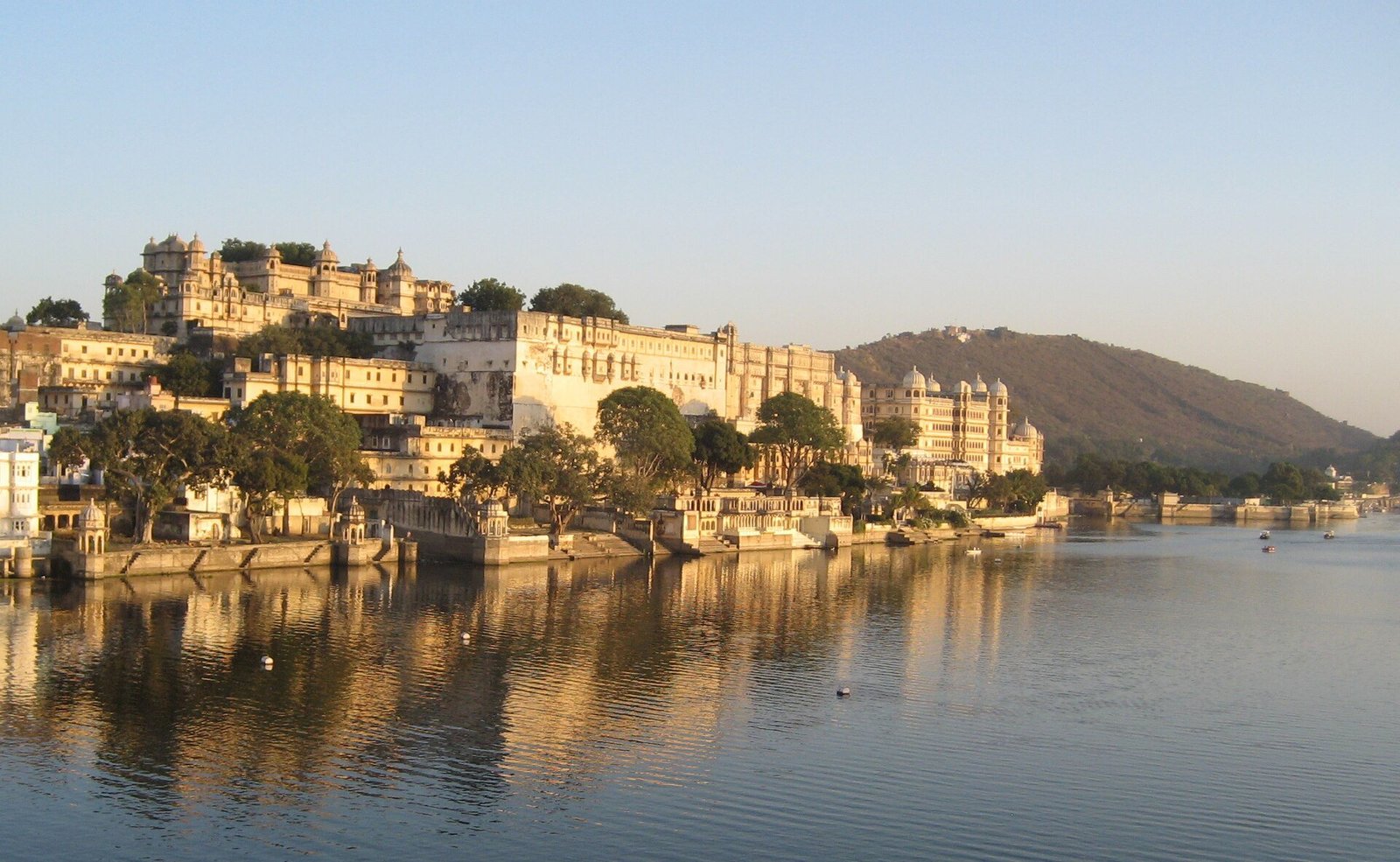 Ahmedabad to Udaipur taxi